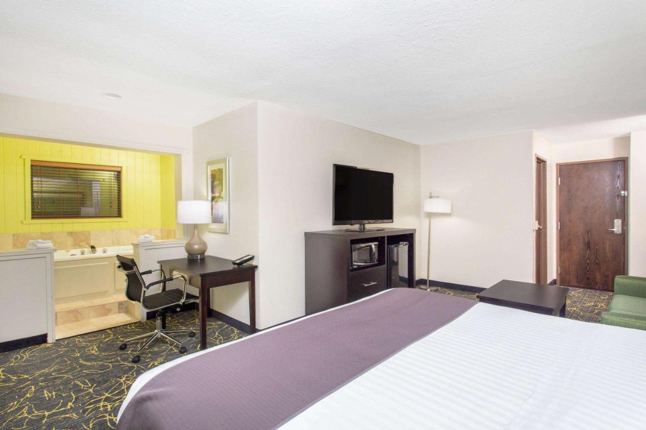 Americinn And Suites By Wyndham Delafield-Waukesha-Milwaukee מראה חיצוני תמונה
