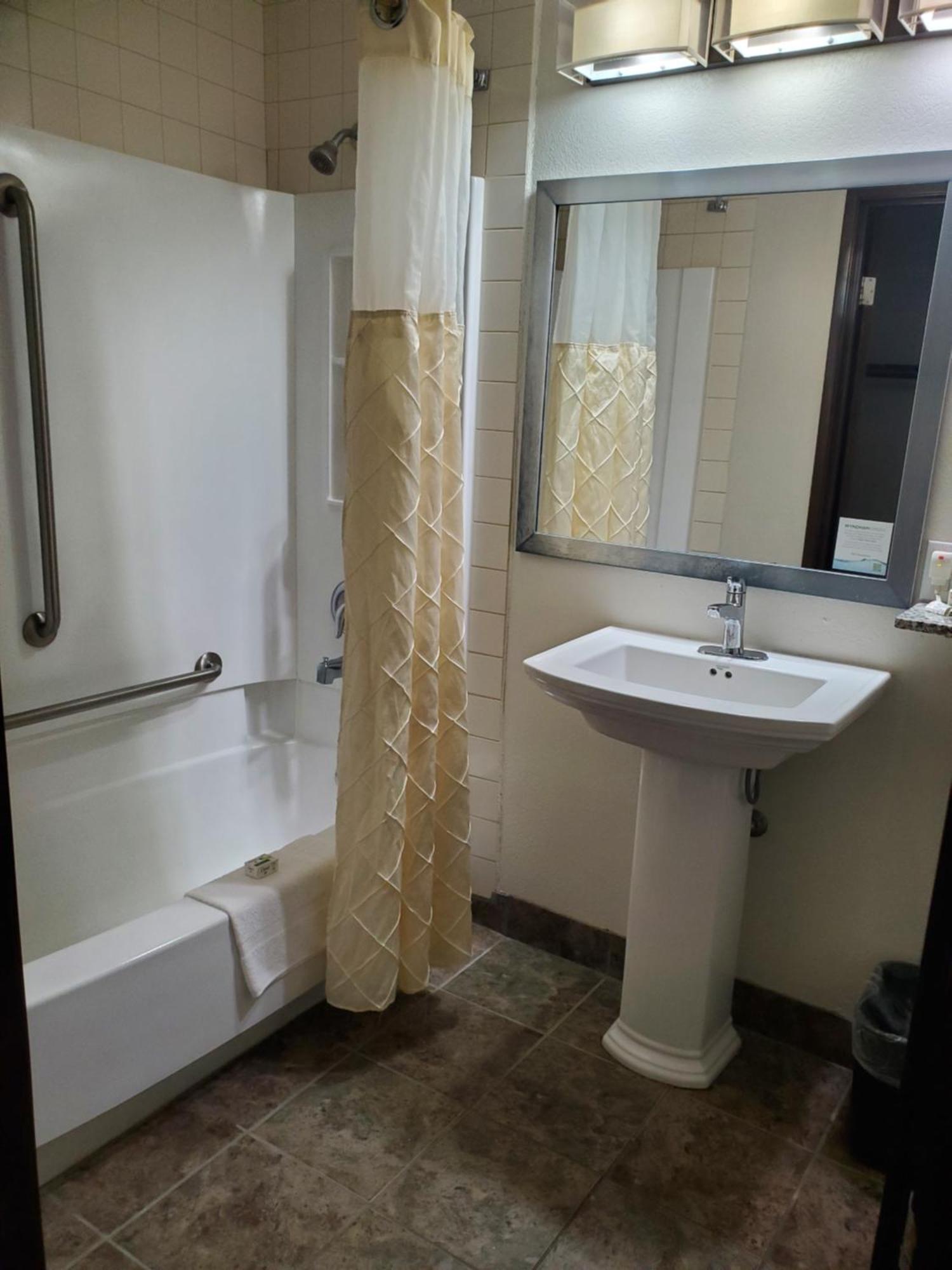 Americinn And Suites By Wyndham Delafield-Waukesha-Milwaukee מראה חיצוני תמונה