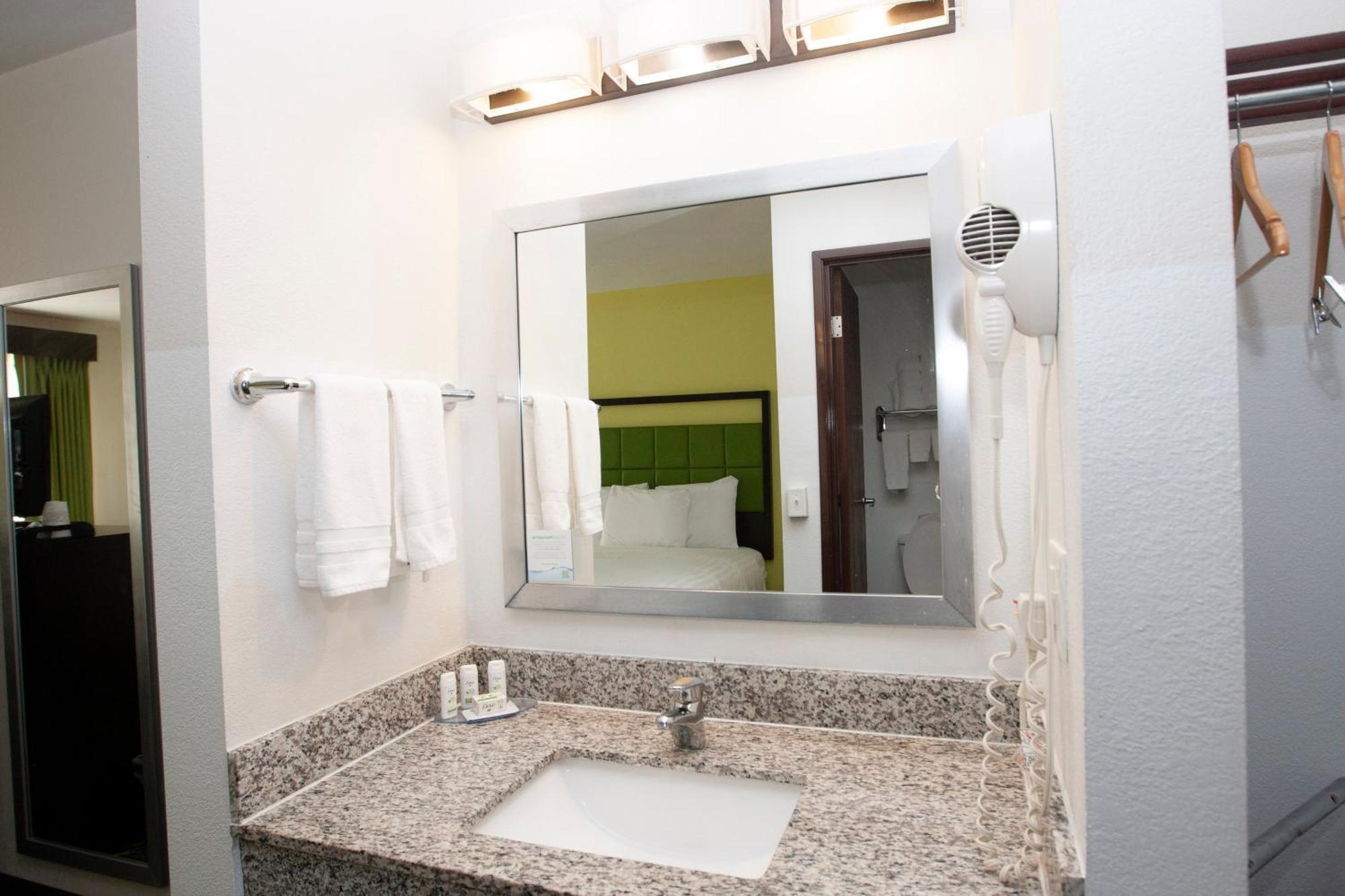 Americinn And Suites By Wyndham Delafield-Waukesha-Milwaukee חדר תמונה