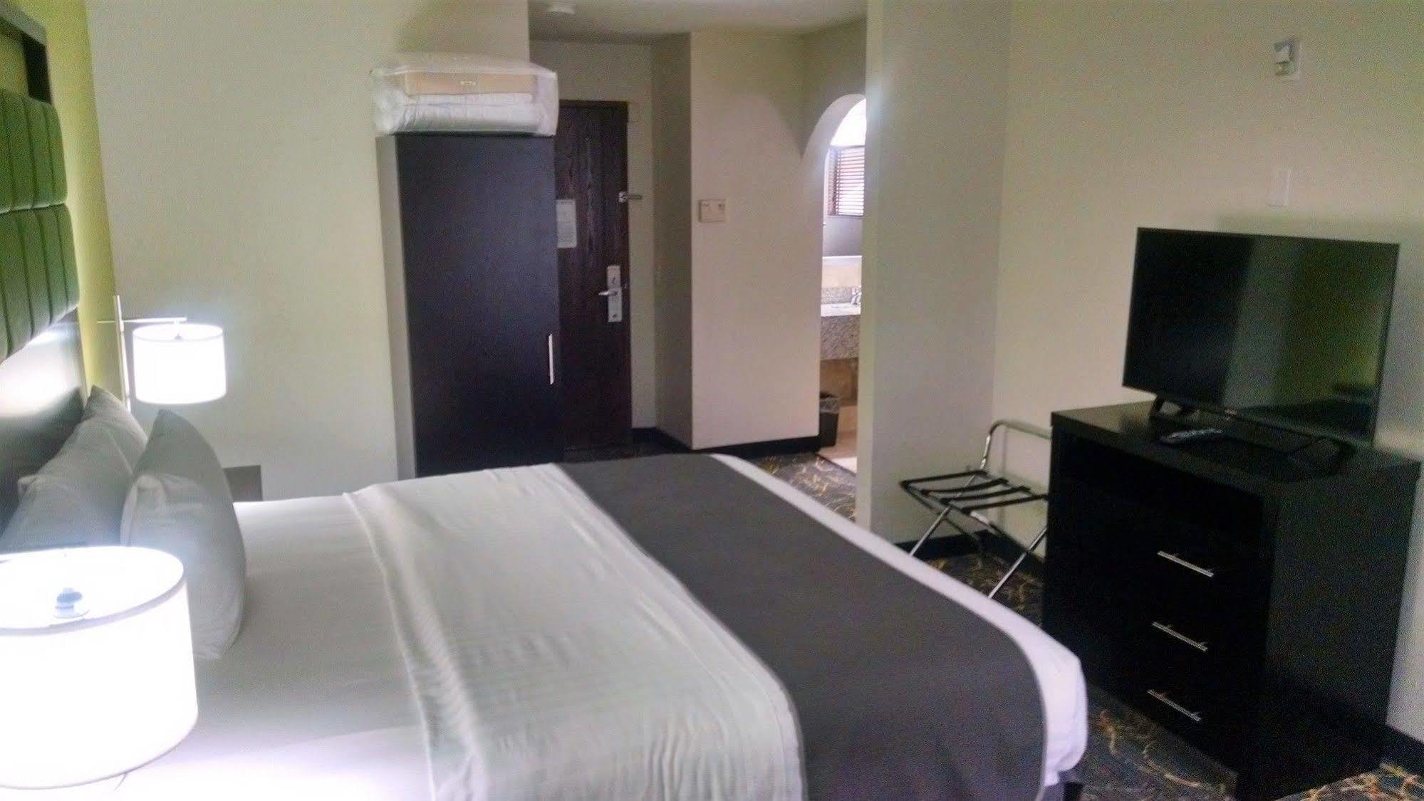 Americinn And Suites By Wyndham Delafield-Waukesha-Milwaukee מראה חיצוני תמונה
