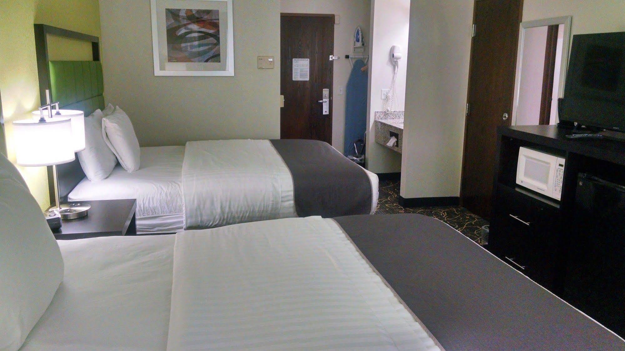 Americinn And Suites By Wyndham Delafield-Waukesha-Milwaukee מראה חיצוני תמונה